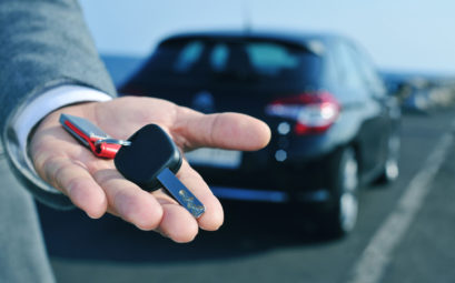 Les jeunes conducteurs achetent des voitures d'occasion pour leur première voiture