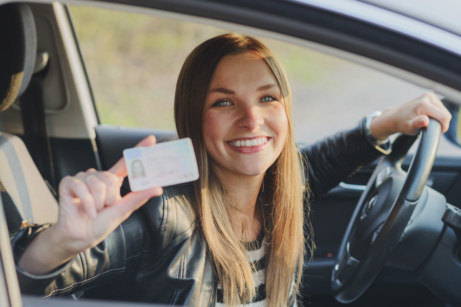 Une jeune fille qui vient d'avoir son permis et vient d'acheter une voiture d'occasion